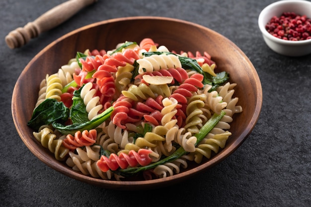 macarrão vegan de cor na placa de madeira