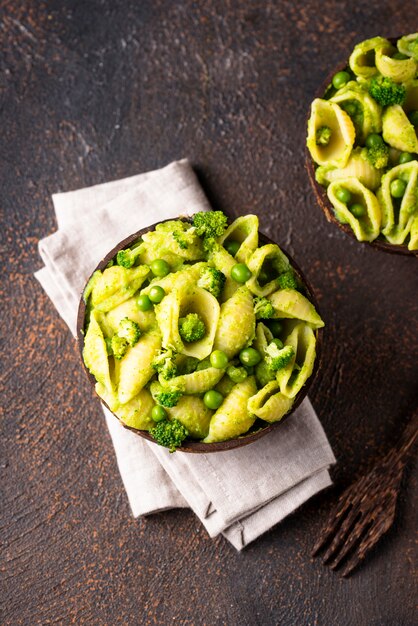 Macarrão vegano com molho verde