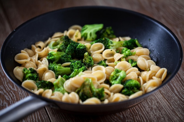 Macarrão vegetariano com brócolis em uma panela