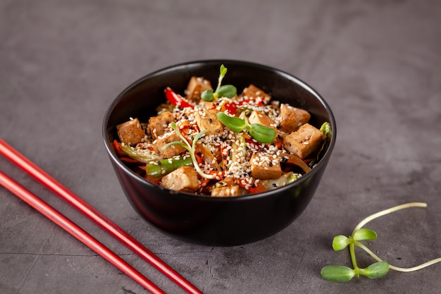 Foto macarrão vegetariano japonês com queijo tofu