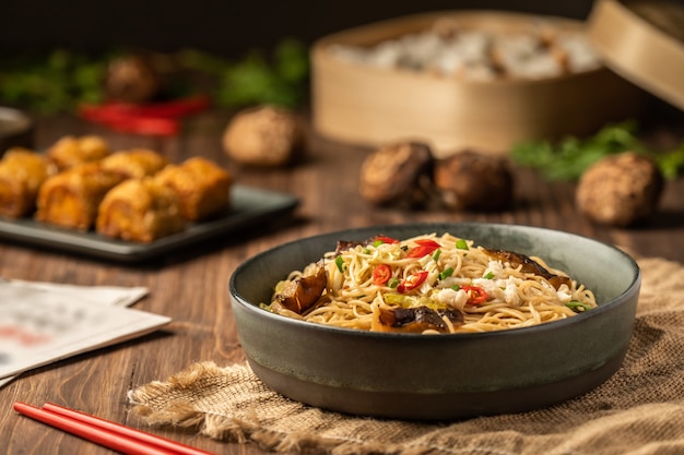 Macarrão Vegetariano ou Macarrão Caseiro. Refeição tradicional asiática de macarrão instantâneo com cogumelos e legumes mexa no prato cozido. Comida asiática. Vista do topo