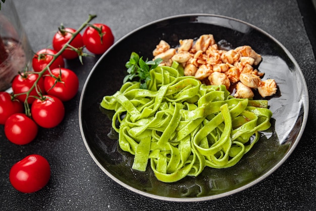 macarrão verde molho de tomate tagliatelle frango carne vegetal comida refeição saudável lanche na mesa