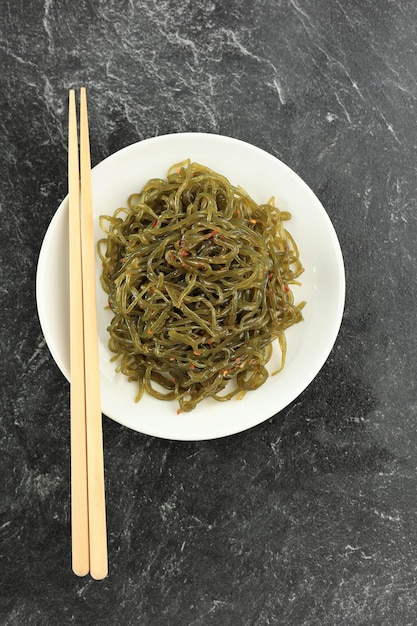 Macarrão verde picante Shirataki com flocos de pimenta