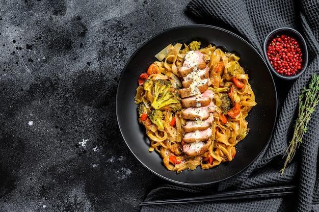 Macarrão wok com carne de pato e vegetais