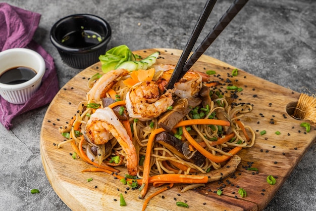 Macarrão Yakisoba com legumes e camarão. estilo de comida asiática