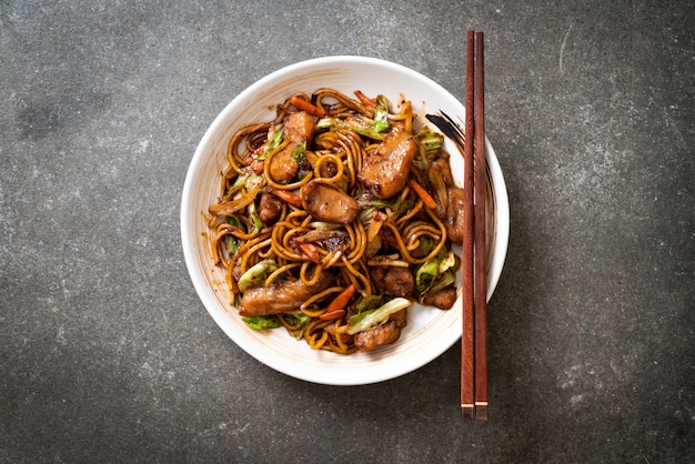 macarrão yakisoba frito com carne de porco