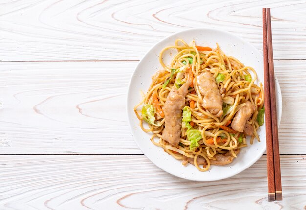 macarrão yakisoba frito com carne de porco