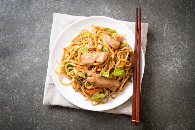 macarrão yakisoba frito com carne de porco