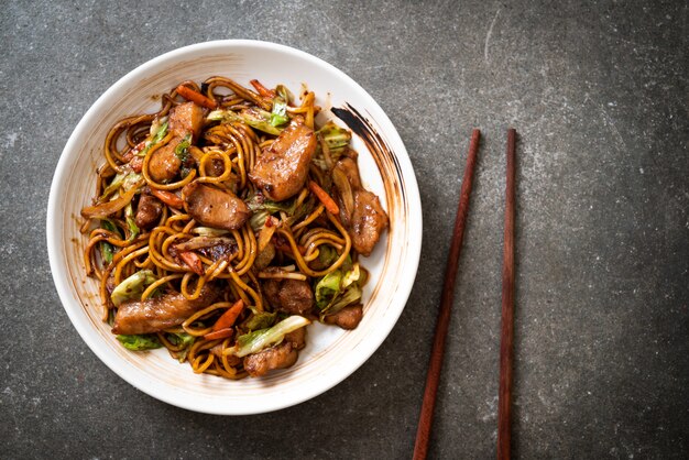 macarrão yakisoba frito com carne de porco