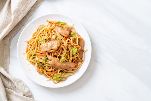 Macarrão yakisoba frito com carne de porco