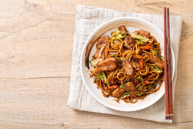 Macarrão yakisoba frito com carne de porco