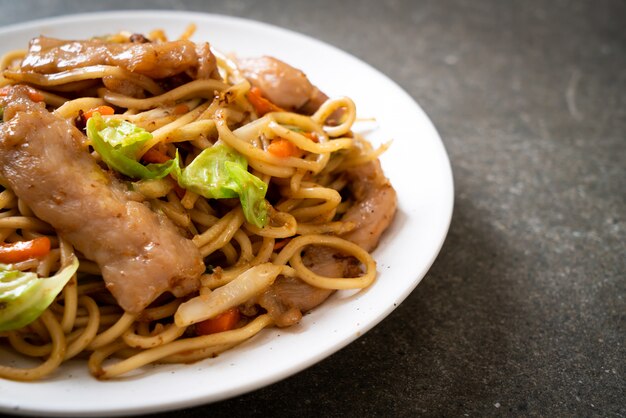 Macarrão yakisoba frito com carne de porco