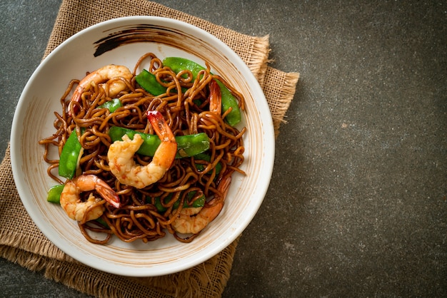 macarrão yakisoba frito com ervilhas e camarões - comida asiática