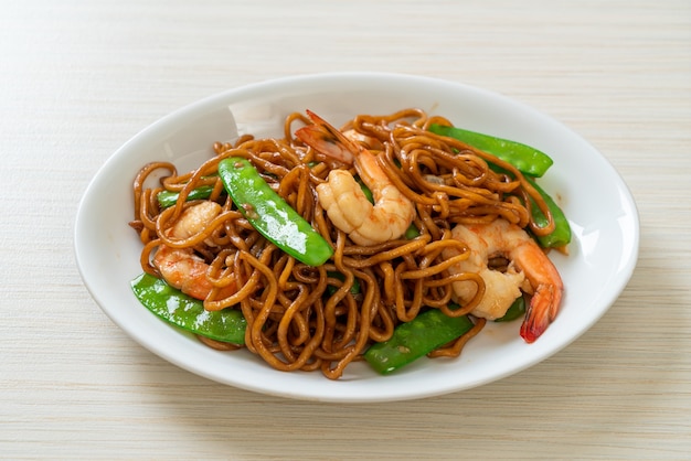 macarrão yakisoba frito com ervilhas e camarões - comida asiática