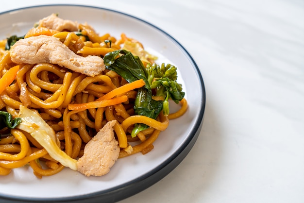 macarrão yakisoba frito com frango