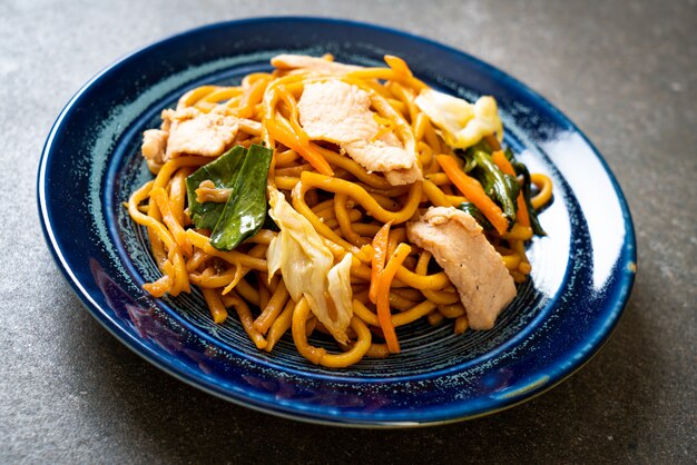 macarrão yakisoba frito com frango