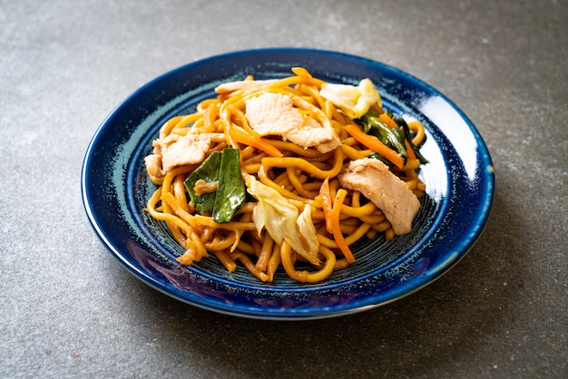 Macarrão yakisoba frito com frango