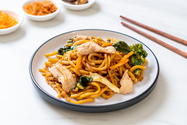 Macarrão yakisoba frito com frango