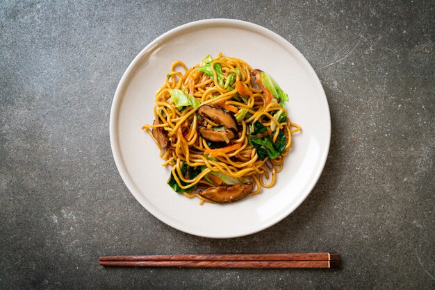 macarrão yakisoba frito com legumes em estilo asiático - comida vegan e vegetariana