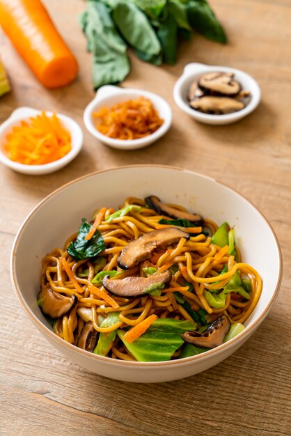 macarrão yakisoba frito com legumes em estilo asiático. comida vegana e vegetariana