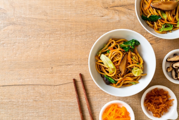 macarrão yakisoba frito com legumes em estilo asiático. comida vegana e vegetariana