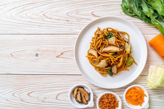 macarrão yakisoba frito com legumes em estilo asiático. comida vegana e vegetariana