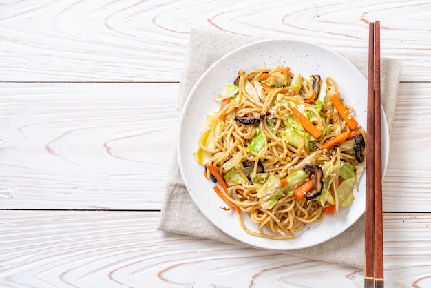 macarrão yakisoba frito com legumes