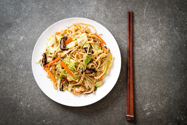 macarrão yakisoba frito com legumes