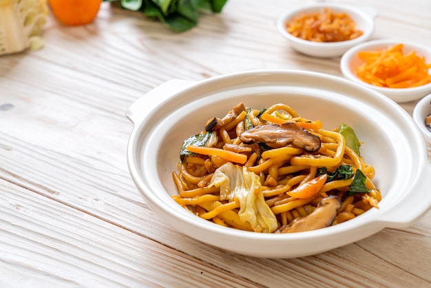 Macarrão yakisoba frito com vegetais no estilo asiático - comida vegana e vegetariana