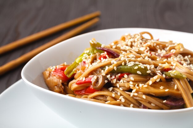 Foto macarrão yakisoba salteado com legumes