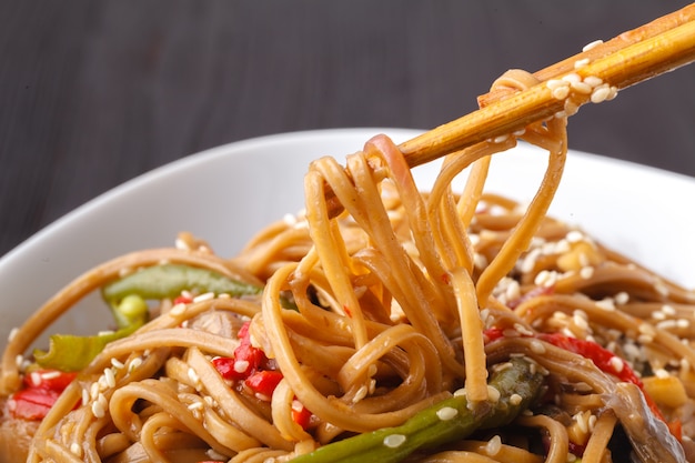 Macarrão yakisoba salteado com legumes