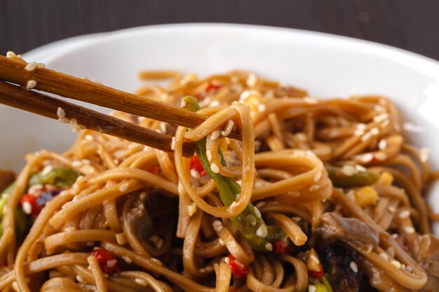 Macarrão yakisoba salteado com legumes