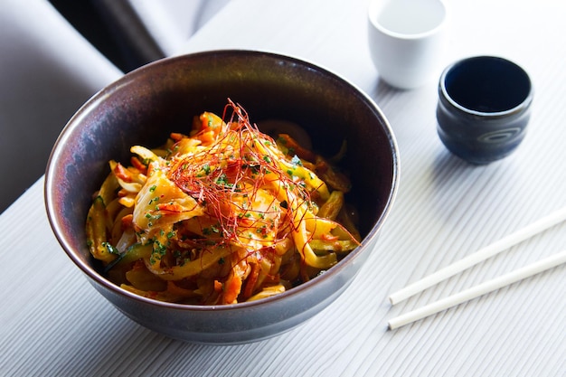 Macarrão Yakisoba. Yakisoba, literalmente macarrão frito, originou-se na China.