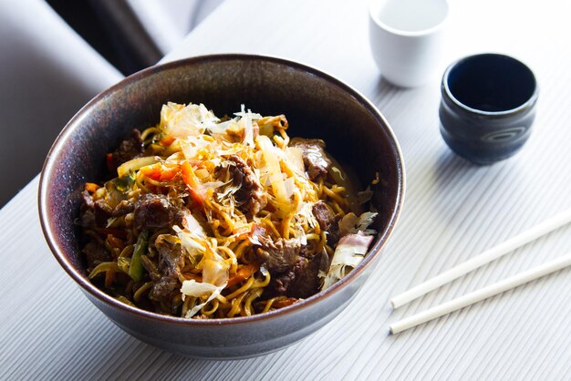 Macarrão Yakisoba. Yakisoba, literalmente macarrão frito, originou-se na China.