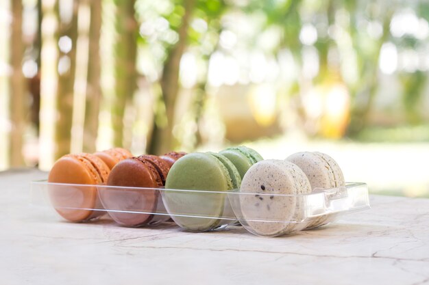 Macarrón hecho en casa colorido del primer en paquete plástico. Postre francés