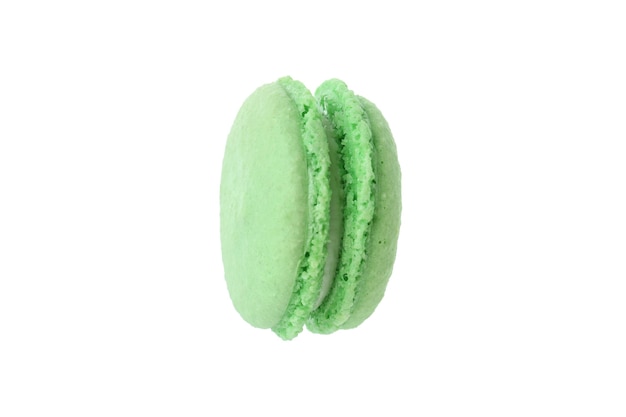 Macarrón sabroso verde aislado sobre fondo blanco.