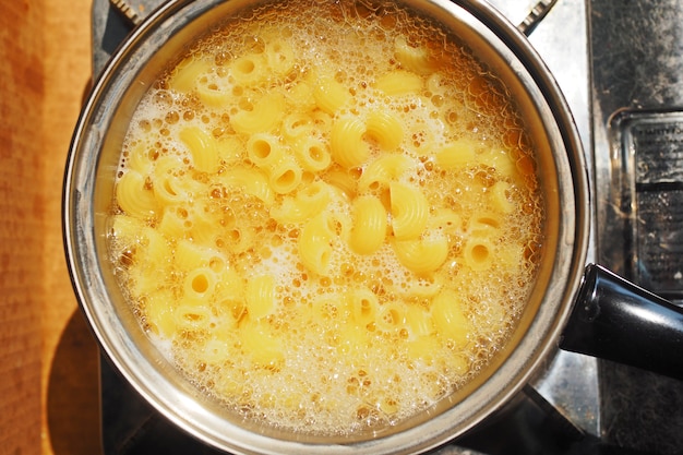 Macarrones en agua hirviendo