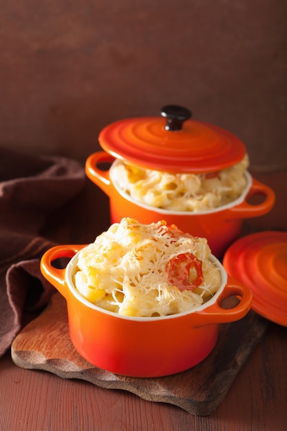 Macarrones al horno con queso en cazuela de naranja