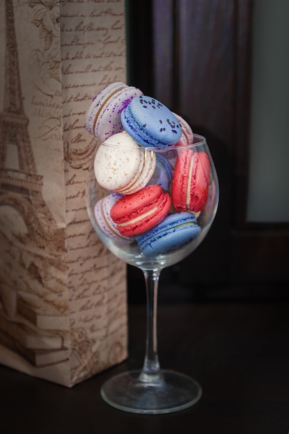 Macarrones azules y rosados en un vaso.