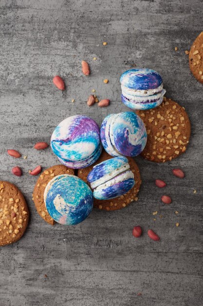 Macarrones azules sobre un fondo de hormigón gris