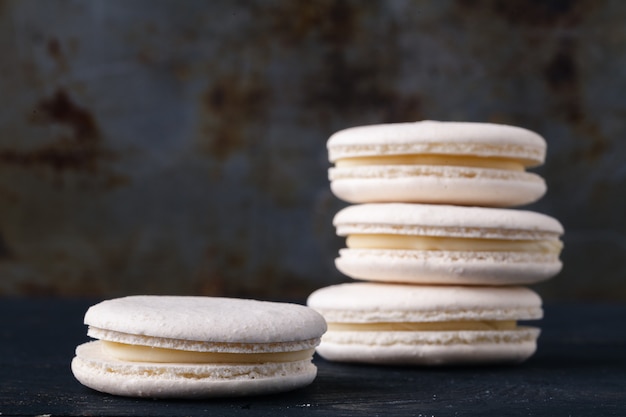 Macarrones blancos en mesa rústica