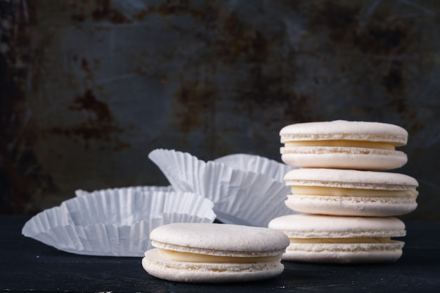 Macarrones blancos en mesa rústica