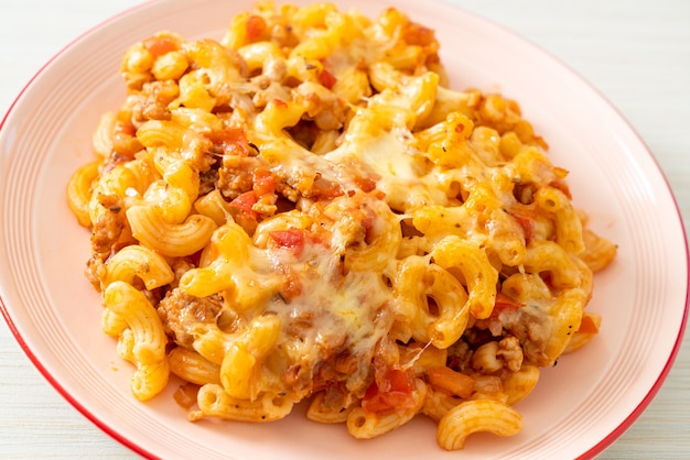 macarrones a la boloñesa al horno caseros con queso - estilo de comida italiana