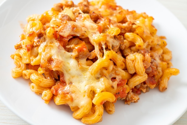 macarrones a la boloñesa al horno caseros con queso - estilo de comida italiana