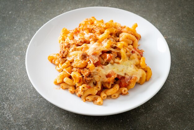 macarrones a la boloñesa al horno caseros con queso - estilo de comida italiana