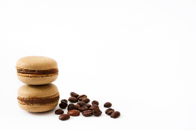 Macarrones de café aislado sobre fondo blanco.