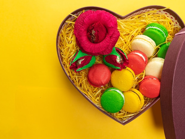 Macarrones en una caja de regalo. Caja con forma de corazón