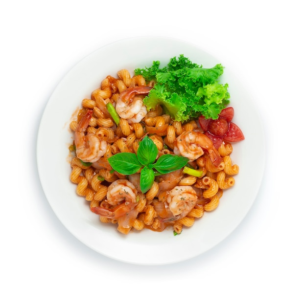 Macarrones de camarones con salsa de tomate servidos como guarnición de desayuno