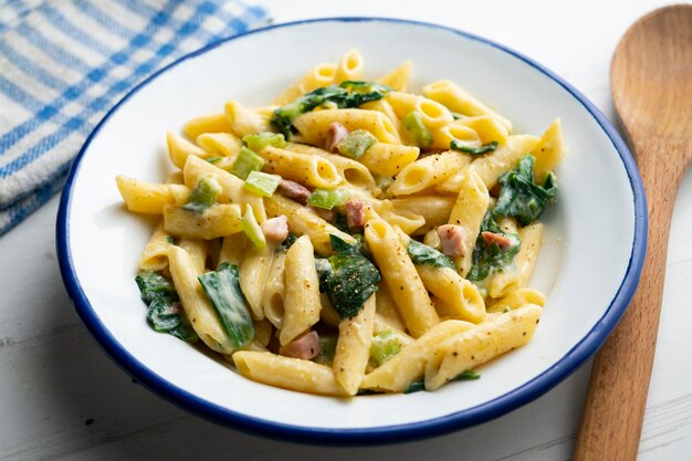 Macarrones a la carbonara con acelgas y jamón