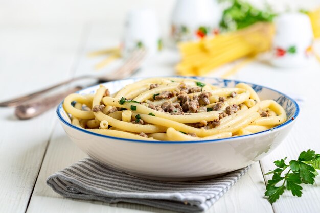 Macarrones con carne picada y hierbas